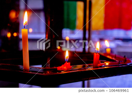 [Kyoto scenery] Rokkakudo, soothed by the flickering flame of candles 106469961