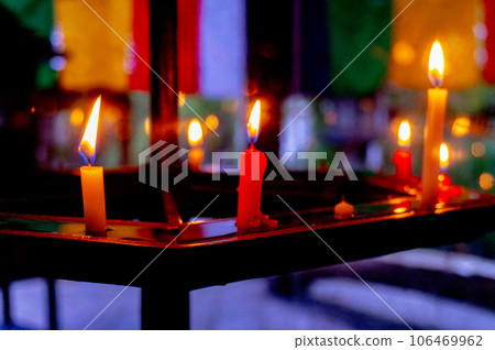 [Kyoto scenery] Rokkakudo, soothed by the flickering flame of candles 106469962