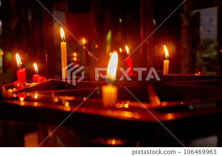 [Kyoto scenery] Rokkakudo, soothed by the flickering flame of candles 106469963