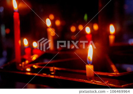 [Kyoto scenery] Rokkakudo, soothed by the flickering flame of candles 106469964