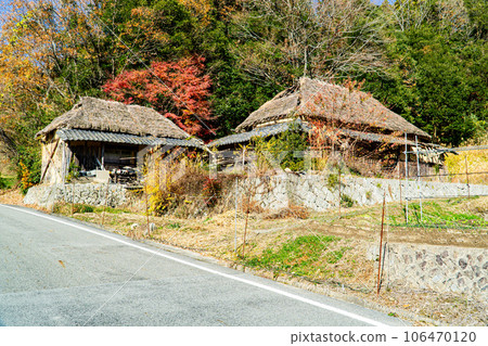 岡山縣備前市吉長町初冬八都寺故鄉、茅草屋頂房屋和穀倉 岡山縣備前市吉長町初冬八都寺故鄉、茅草屋頂房屋和穀倉 106470120