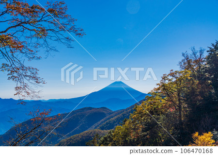 (Yamanashi Prefecture) Mt. Fuji seen from Ikenochaya forest road in autumn 106470168