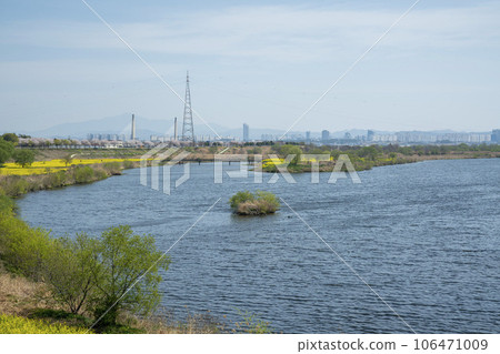 Yeongsan River bicycle path. 106471009