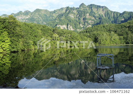 戶隱高原、戶隱山脈和鏡池、戶隱山脈倒映在湖面上 戶隱高原、戶隱山脈和鏡池、戶隱山脈倒映在湖面上 106471162