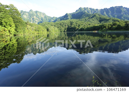 戶隱高原、戶隱山脈和鏡池、戶隱山脈倒映在湖面上 戶隱高原、戶隱山脈和鏡池、戶隱山脈倒映在湖面上 106471169