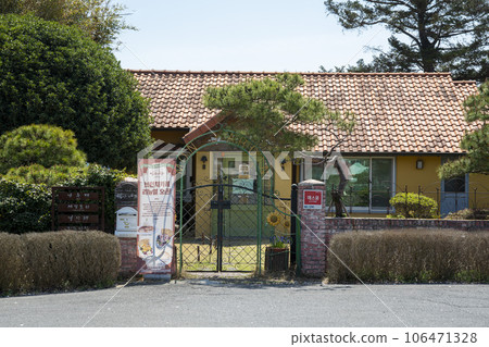 Yeongsan River bicycle path 106471328