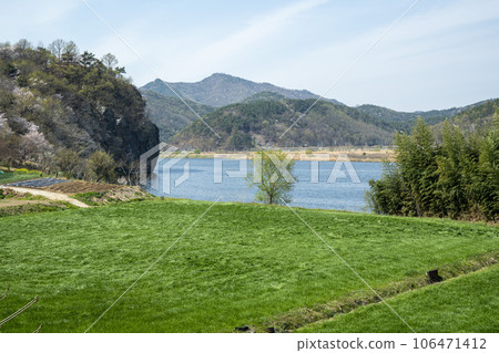 Yeongsan River bicycle path 106471412