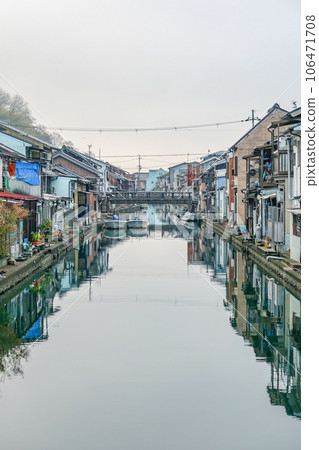 A canal lined with fishing boats behind the house Yoshiwara Irie (Maizuru City, Kyoto Prefecture) A canal lined with fishing boats behind the house Yoshiwara Irie (Maizuru City, Kyoto Prefecture) 106471708
