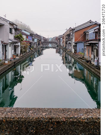 A canal lined with fishing boats behind the house Yoshiwara Irie (Maizuru City, Kyoto Prefecture) 106471710