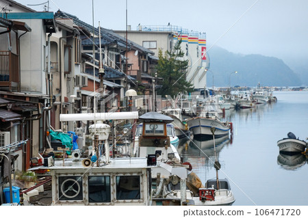 A canal lined with fishing boats behind the house Yoshiwara Irie (Maizuru City, Kyoto Prefecture) A canal lined with fishing boats behind the house Yoshiwara Irie (Maizuru City, Kyoto Prefecture) 106471720
