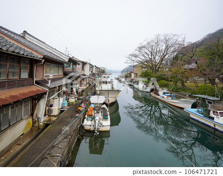A canal lined with fishing boats behind the house Yoshiwara Irie (Maizuru City, Kyoto Prefecture) A canal lined with fishing boats behind the house Yoshiwara Irie (Maizuru City, Kyoto Prefecture) 106471721
