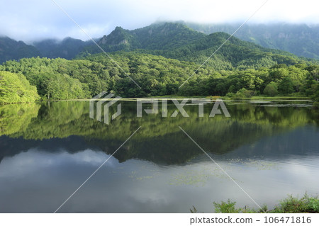 戶隱高原、戶隱山脈和鏡池、戶隱山脈倒映在湖面上 106471816