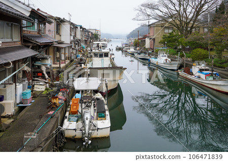 A canal lined with fishing boats behind the house Yoshiwara Irie (Maizuru City, Kyoto Prefecture) 106471839