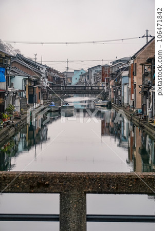 吉原入江（京都府舞鶴市），一條運河，屋後排列著漁船 106471842