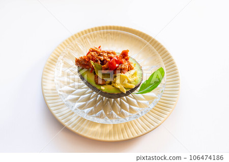 Avocado with minced meat tomato sauce 106474186