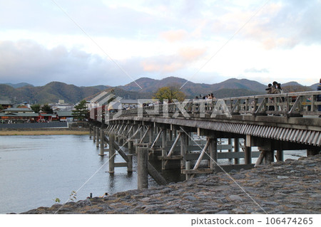 Kohto Arashiyama秋天渡月橋 106474265