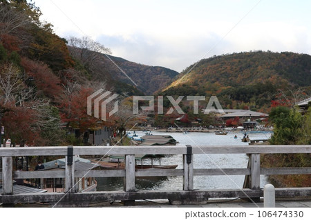 京都，嵐山，秋天，渡月橋附近 106474330