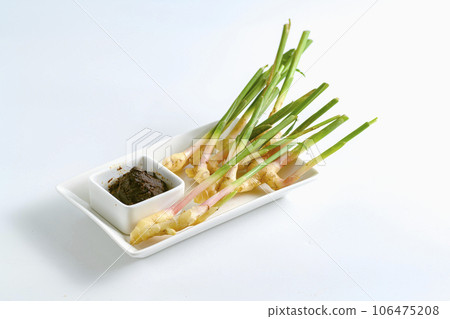 fresh ginger with leaves 106475208