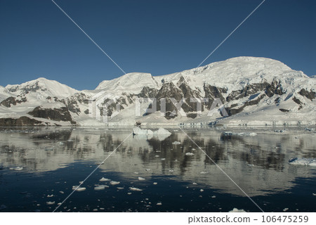 Paradise bay glaciers and mountains,  peninsula, Antartica.. 106475259