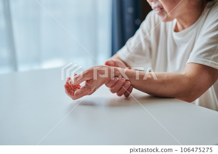 Senior woman holding a wrist 106475275