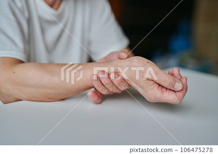 拿著腕子的資深婦女 拿著腕子的資深婦女 106475278