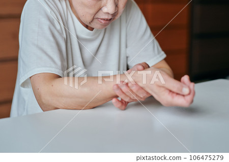 Senior woman holding a wrist 106475279
