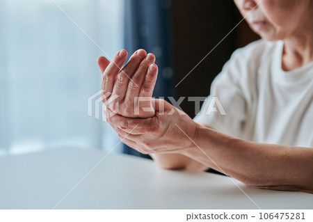 Senior woman holding a wrist 106475281