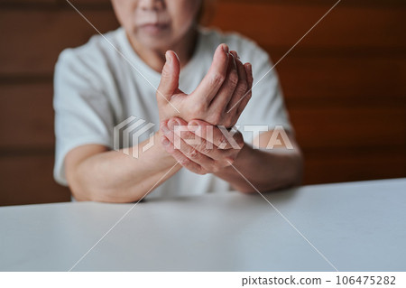 Senior woman holding a wrist 106475282