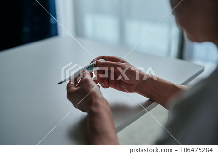 用溫度計測量發燒的高級婦女 106475284