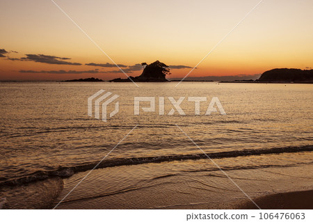 Sunset over the sea and Sparrow Island, Sunset view of Azurihama, Landscape of Ise-Shima, Ise-Shima sightseeing spots, Famous sunset spots 106476063