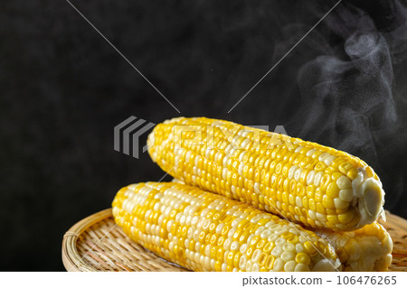 Boiled corn 106476265