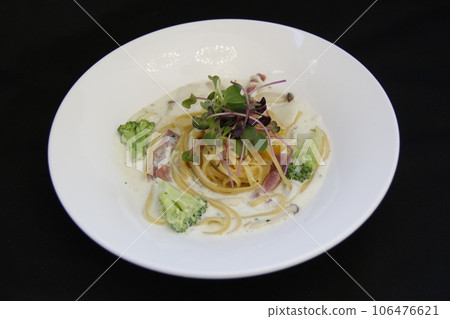 spaghetti with cheese 106476621