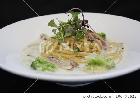 spaghetti with cheese 106476622