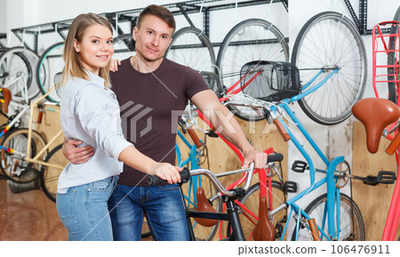 Portrait couple who is standing smile 106476911