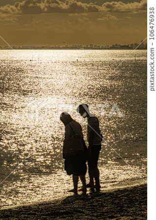 lovers silhouette 106476938