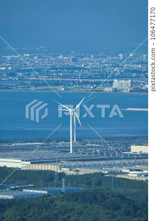 站在海邊接受海風的風力發電機 106477170