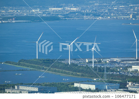 站在海邊接受海風的風力發電機 站在海邊接受海風的風力發電機 106477171