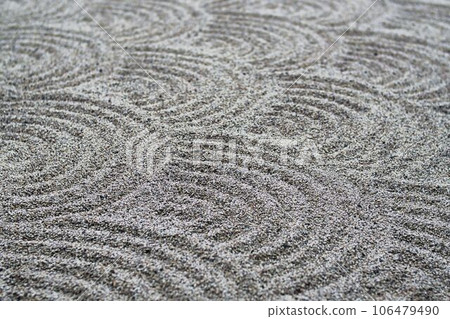 A Japanese-style garden with beautiful rock garden patterns 106479490