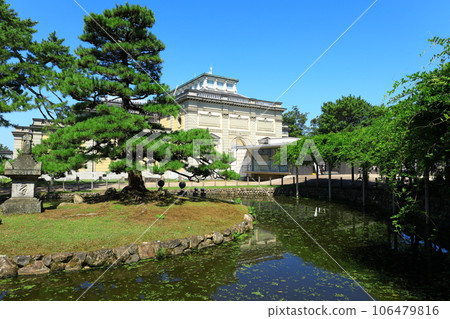 Nara National Museum is a Buddhist statue hall. 106479816
