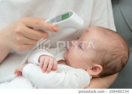 Ensuring newborn's well-being with electronic tool. Concept of maternal care and precision Ensuring newborn's well-being with electronic tool. Concept of maternal care and precision 106480134