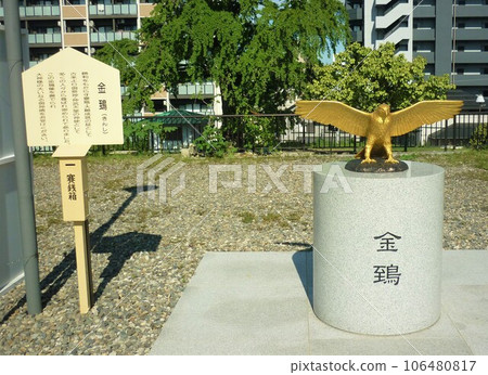 Statue of the golden goose in the precincts of Okada Shrine 106480817