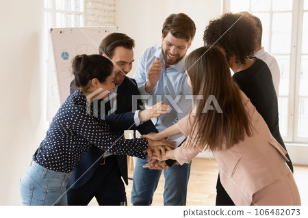 Motivated diverse colleagues participate in teambuilding activity 106482073