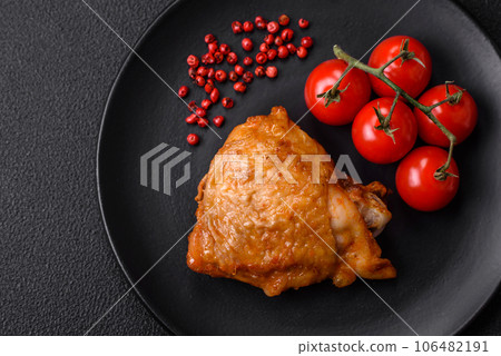 Delicious grilled chicken thighs with salt, spices and herbs 106482191