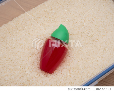 Insect repellent in rice bin 106484405