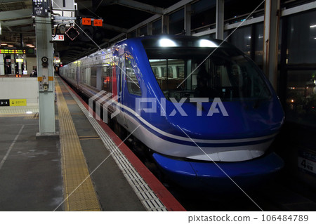 Limited Express Super Hakuto (HOT7000 series: Kyoto ⇔ Tottori) stopping at Tottori Station Limited Express Super Hakuto (HOT7000 series: Kyoto ⇔ Tottori) stopping at Tottori Station 106484789