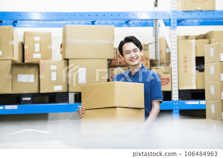 Young man working in a warehouse 106484963