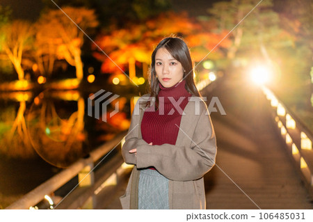 享受秋葉照明的年輕女子 106485031