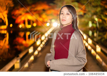 享受秋葉照明的年輕女子 106485034
