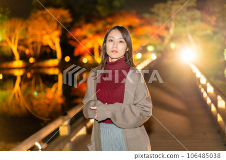 享受秋葉照明的年輕女子 106485038