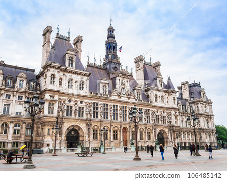 Paris City Hall *partially soft focus 106485142